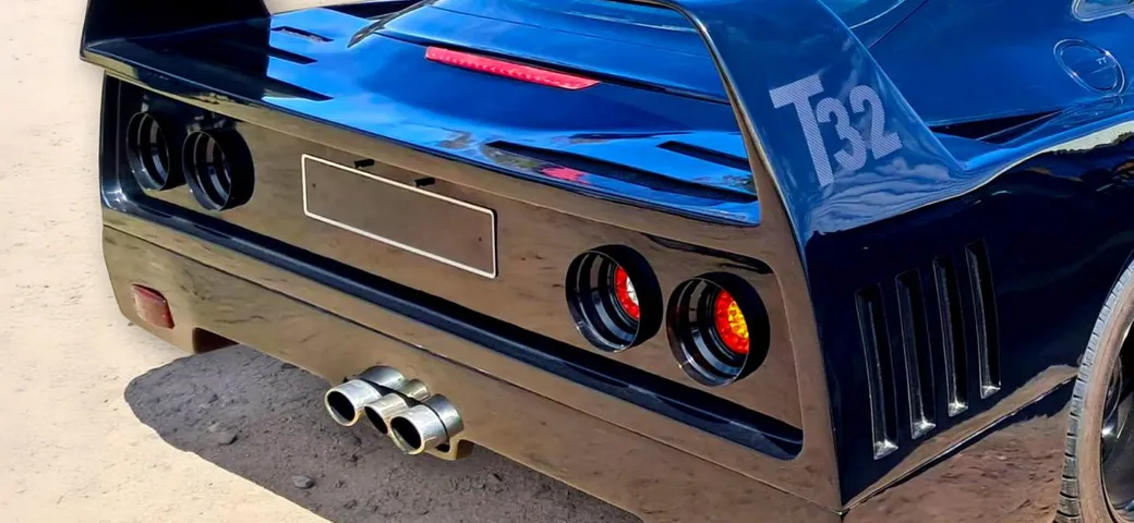 Sembra una Ferrari F40, ma sotto c'è una sportivetta tedesca