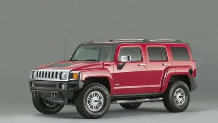 Hummer: richiamati 162.000 H3 per problemi al cofano