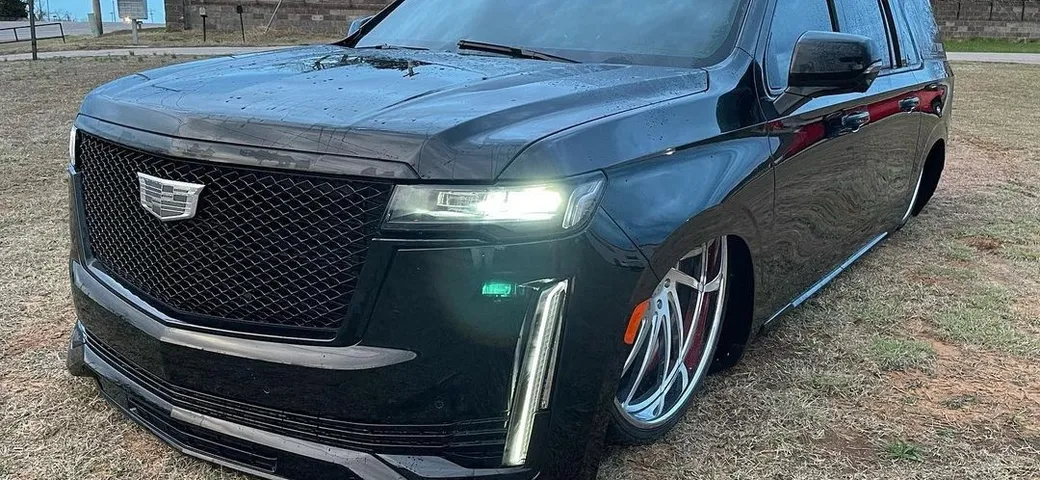 Cadillac Escalade ribassata con cerchi da 30 pollici: Lowrider estrema