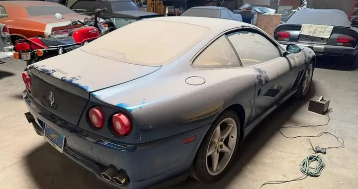 Da un garage dimenticato emergono delle rarità: c'è anche una Ferrari