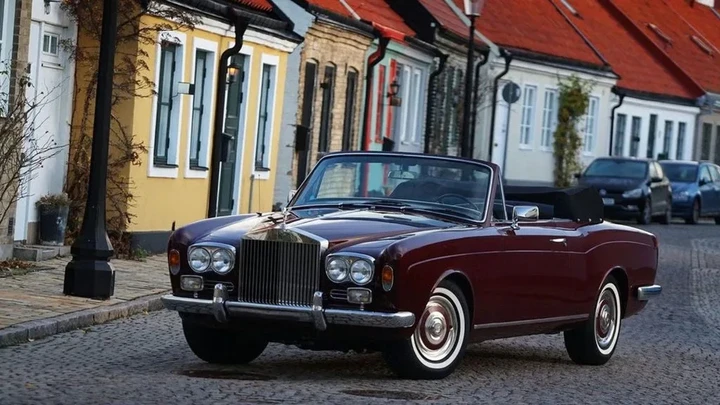Rolls-Royce, in vendita la rarissima cabriolet con due whisky bar nascosti nelle portiere