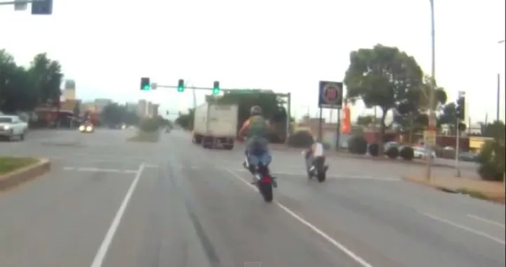 Epic Fail: Si schianta in moto e la polizia lo arresta [Video]