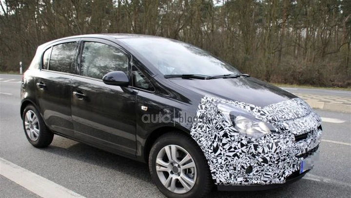 Opel Corsa: foto spia del restyling