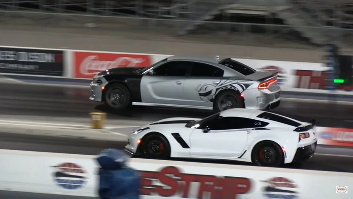 Dodge Charger R/T Scat Pack sfida la Corvette Z06: adrenalina pura [VIDEO]
