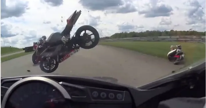“Attenti alle moto volanti”, come venir investiti da una motocicletta [Video]