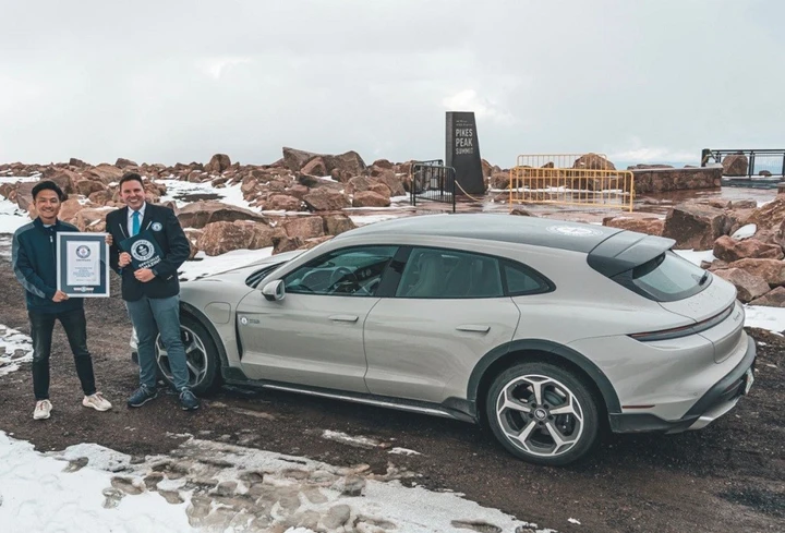 Porsche Taycan Cross Turismo: record mondiale per la coupé elettrica, ecco il video