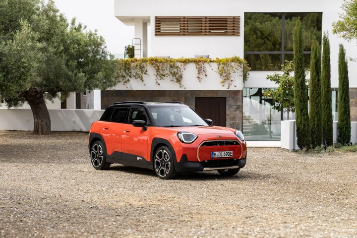 Nuova MINI Aceman: un'auto elettrica di grande carisma