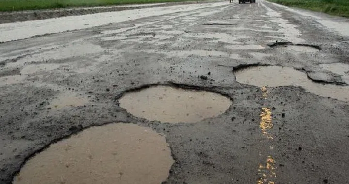 Buche stradali e danni: dalla Cassazione un importante precedente per il risarcimento