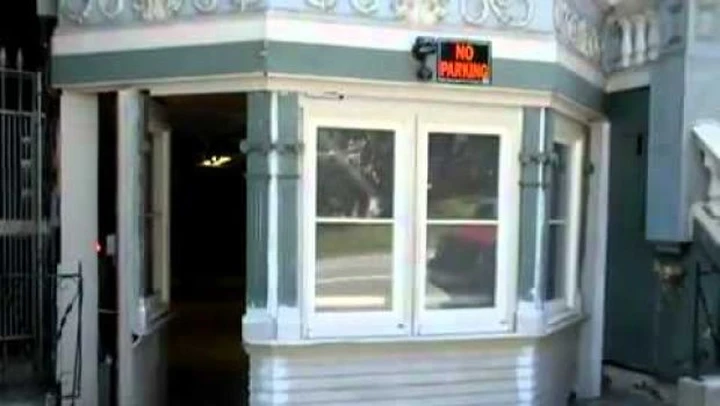 Video: a San Francisco il garage mimetizzato nella facciata di una palazzina