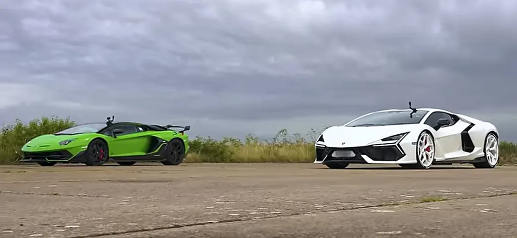 Lamborghini Revuelto vs Aventador SVJ: drag race taurina | Video