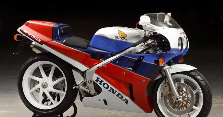 Honda RC30, "lifting" ufficiale per la mitica Superbike