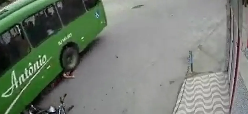 Motociclista finisce sotto l'autobus: il casco gli salva la vita