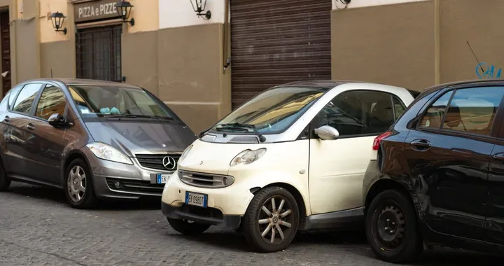 Parcheggiare di traverso potrebbe diventare legale: ecco quali auto potranno farlo