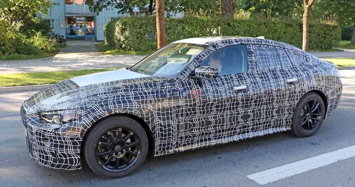 Nuova BMW Serie 4 Gran Coupè: foto spia su strada