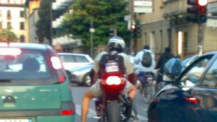 Foto del giorno: targa-zaino modello 2009