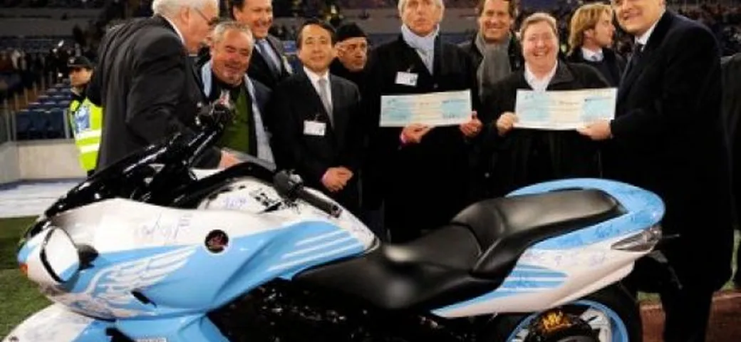 Una Honda DN-01 biancazzurra per aiutare chi ne ha bisogno