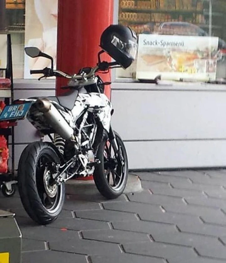 KTM al lavoro su una nuova Supermoto su base Duke