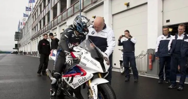 Leon Haslam assaggia la BMW S1000RR a Magny Cours