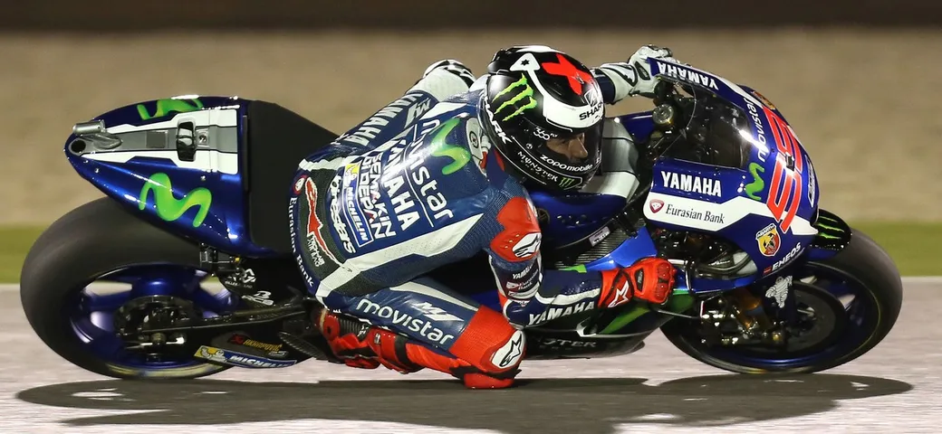 MotoGP Losail, il “re” Lorenzo detta la legge del più forte. Gran Dovizioso, super Ducati. Rossi fuori podio