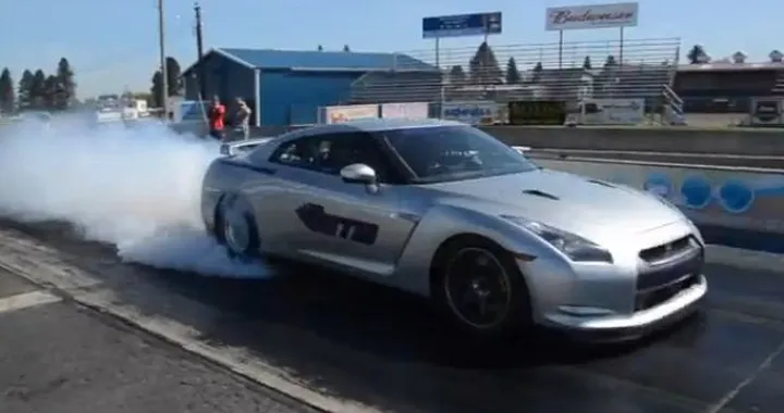 Nissan GT-R: l'esemplare più veloce al mondo esce dal quarto di miglio ai 295 km/h!