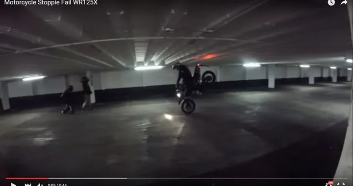 Si ribalta in moto durante la frenata artistica [Video]