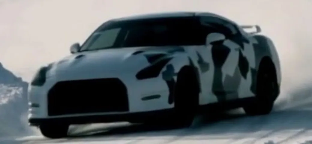 Nissan GT-R: sulla piste da sci in video
