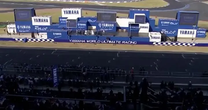 Rossi sfida Lorenzo con la Yamaha R3