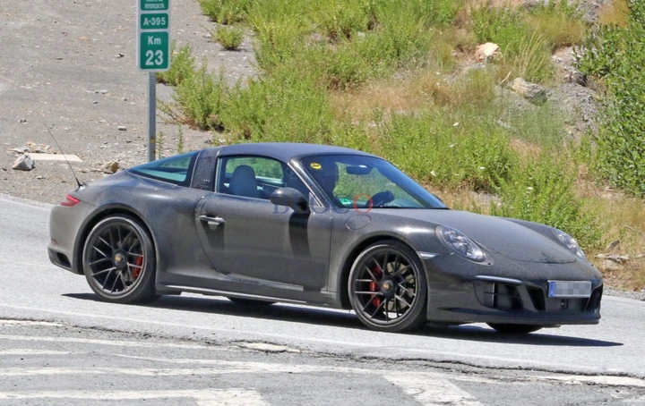 Porsche 911 GTS Targa: foto spia del restyling
