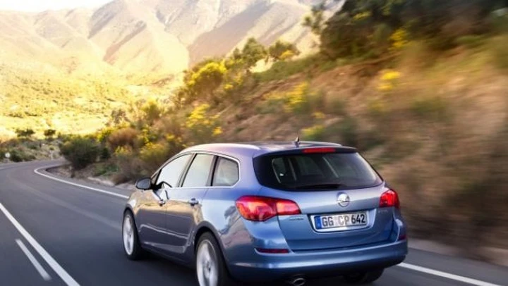 Nuova Opel Astra Sports Tourer: test su strada