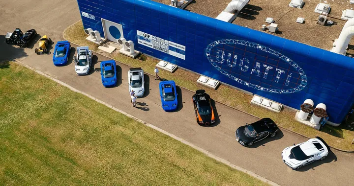 Bugatti: omaggio ai 30 anni della fabbrica blu di Campogalliano