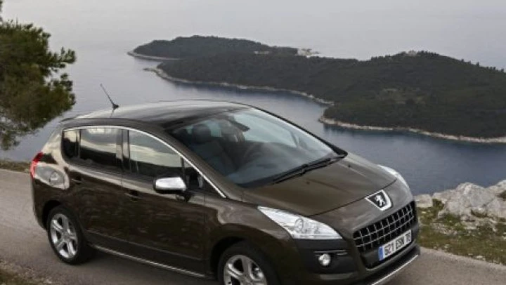 Peugeot 3008: una nuova gallery in attesa del debutto