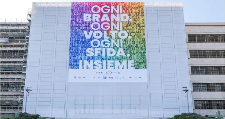 Alla Palazzina di Mirafiori uno striscione omaggi i dipendenti