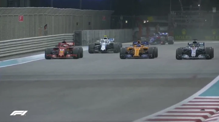 Formula 1, Abu Dhabi: Alonso sfila con Hamilton e Vettel, poi il burnout finale | Video