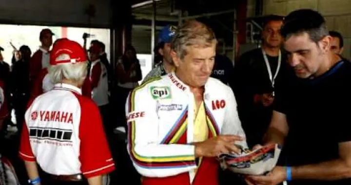 Giacomo Agostini in pista al TT di Assen con la Yamaha YZR500 OW23