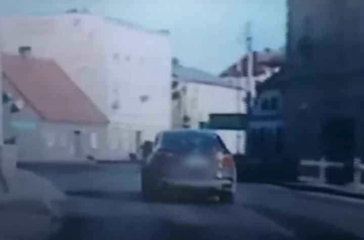 Scappa dalla polizia con il SUV rubato ma fa un frontale [Video]