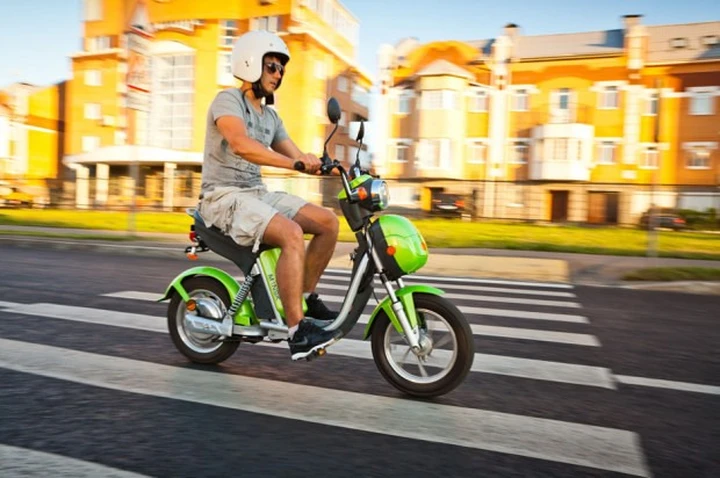 M1nsk Upa-Upa 500E: uno scooter elettrico 'a pedali'