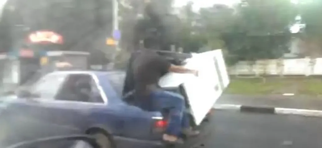 Come trasportare un frigo. L'Epic Fail è dal baule