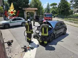 Renault 5 E-Tech contro un muro, intervengono i Vigili del Fuoco
