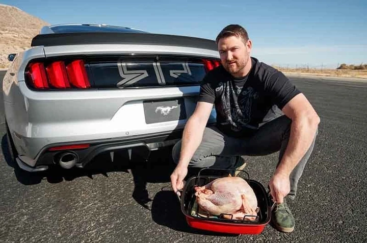 Il tacchino? Si cucina con la Ford Mustang RTR [Video]