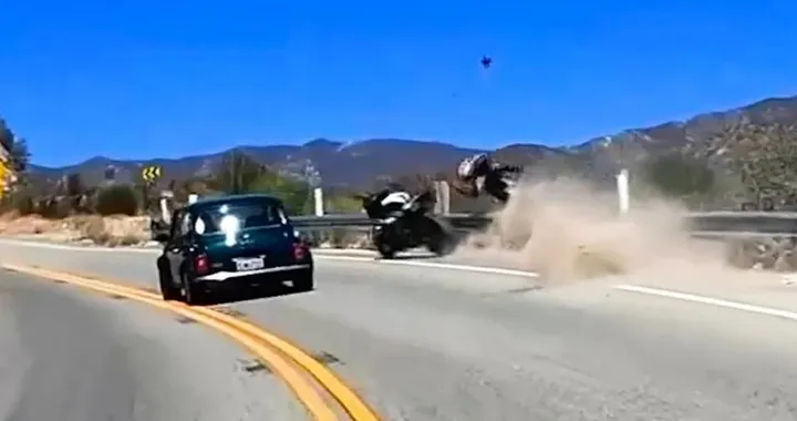 L'incauto sorpasso del motociclista diventa una tragedia sfiorata [Video]