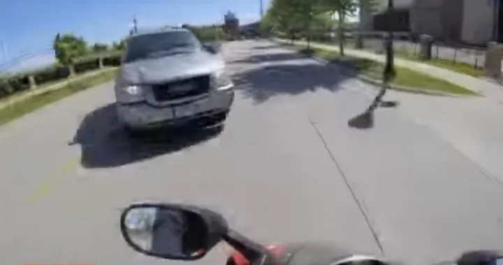 Auto taglia la strada ad una moto ed è incidente [Video]