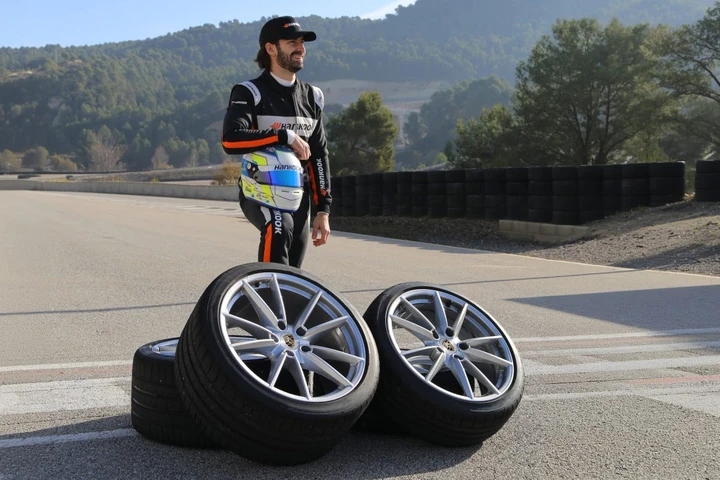 Svolta per Porsche: la nuova 911 Carrera monta per la prima volta pneumatici Hankook