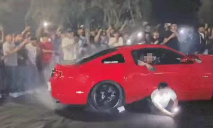 La Ford Mustang toglie i pantaloni a un ragazzo [Video]