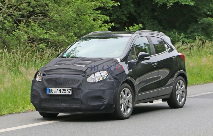 Opel Mokka: foto spia del facelift