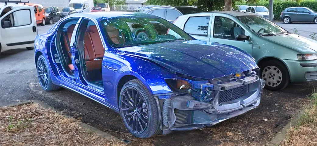 Ladri cannibalizzano Maserati in un parcheggio: resta solo lo scheletro