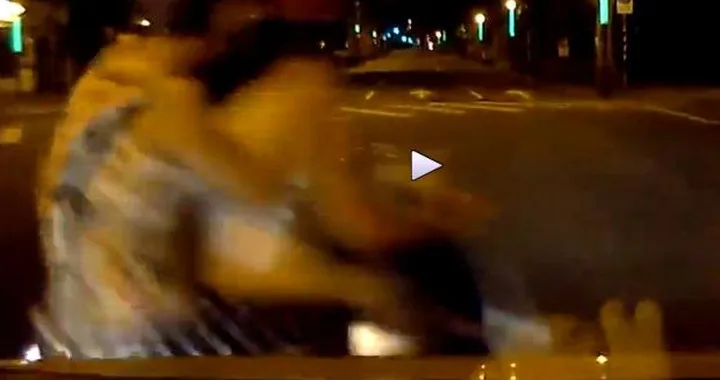 Passano col rosso e vengono centrate in pieno [Video]