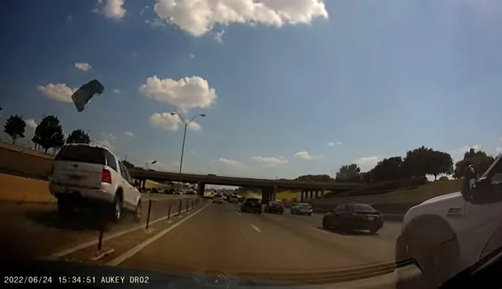 Auto taglia la strada a un SUV: crash spaventoso [Video]