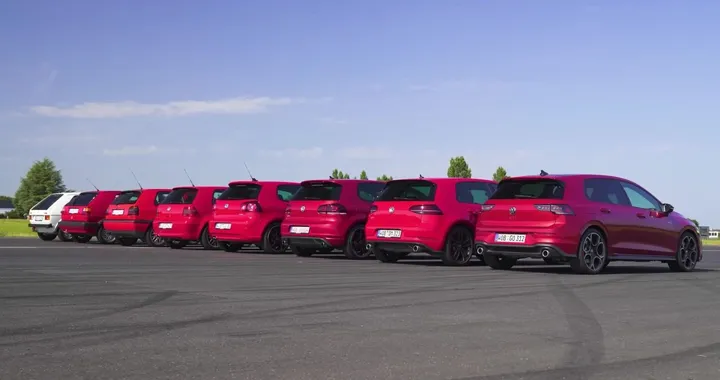 Dalla prima all'ultima, tutte le VW Golf GTI si sfidano in accelerazione