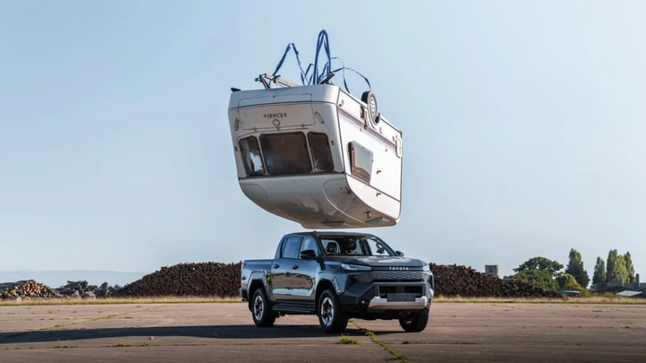 Toyota fa cadere una roulotte da 9 metri sulla nuova Hilux elettrica: omaggio al folle test di Top Gear