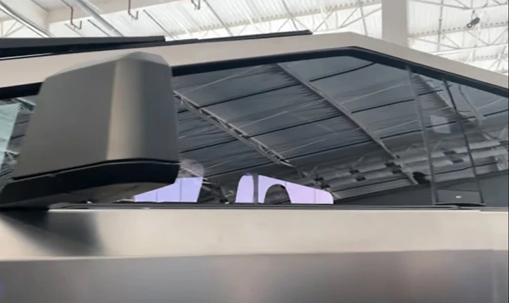 Tesla Cybertruck: i difetti d'assemblaggio del prototipo [Video]